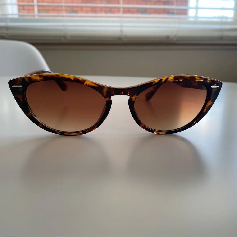 90s Vintage Look Cat Eye Tortoiseshell Sunglasses 🕶 - Picture 1 of 10